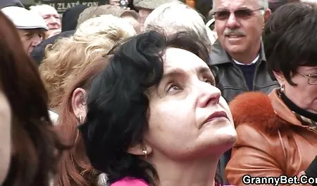 Wanita yang menarik di tempat video lucah awek tidur menunjukkan pantat besar