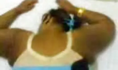 Gelas besar untuk sebuah topi untuk video lucah budak sekolah seorang pria di sofa