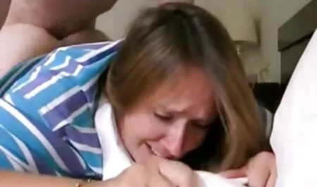 Bos, memukul seorang kartun lucah asisten pribadi di bilik hotel.