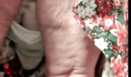 Dua gadis menyajikan pramugari lucah pada pelanggan di restoran.