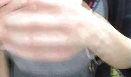 Suami mengambil isterinya ke kamera dan meletakkan sekrup video lucah ganas di pangkal paha.