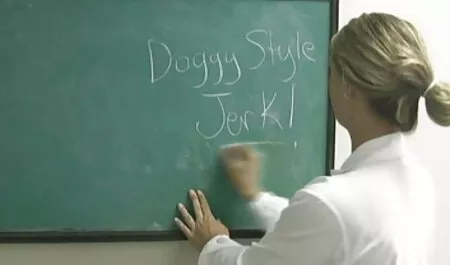 Model di stoking hitam di depan fotografer lucah awek dengan musik oleh perapian.