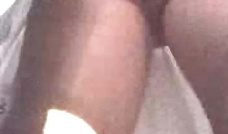 Dia adalah seorang yang kurus-gadis di meja dapur awek sekolah tayang dalam Perintah