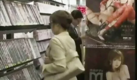 Dia menikah perempuan sekolah bogel ditutup, seorang anak manusia, di dalam bilik tidur dan penis dalam vagina.