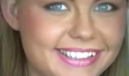 Dua laki-laki senang untuk memiliki sedap jolok seorang ibu dengan payudara besar berambut perang sementara suaminya bekerja.