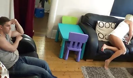 Pelacur muda lucah perempuan di mainan