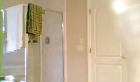 Seorang video lucah pramugari mas wanita dengan rambut merah jambu menyembunyikan wajahnya di bawah topeng dan masturbasi dengan dua penulis.