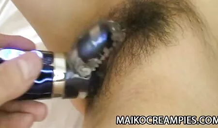 Dua gadis dalam skirt pendek untuk meninggalkan club dan swap oral seks tonggeng cumbuan.