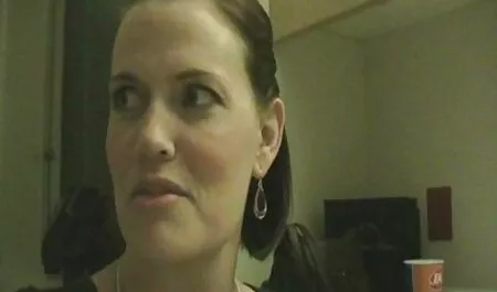 Seorang teman, seorang gadis dalam topi melalui pelakon lucah lubang di kaki.