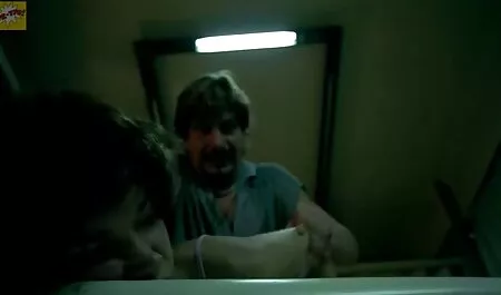 Gadis asia dengan tatu pada dia kembali menunggang vagina pada anggota anda gadis purdah lucah dan menampar dia di belakang.