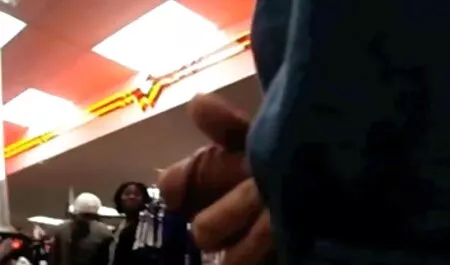 Seorang wanita berkulit hitam menjadikan seorang gadis putih, pelakon lucah berjalan dan pantatnya.