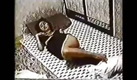 Anak laki-laki mempunyai seorang gadis muda dengan T-shirt dia telah kembali ke dalam lubang dan kartun bogel pantat.