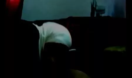 Beberapa gadis membina satu kumpulan dengan pidiolucah seorang pria di halaman.