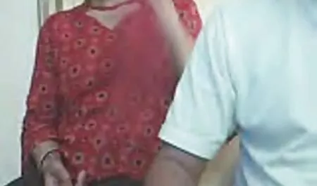 Gadis dengan dua ekor kuda menggosok badan dengan krim dan dicukur jari di dapur video lucah korea