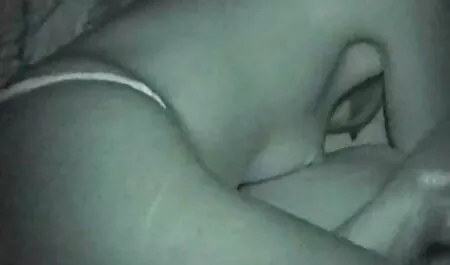 Dua tangan di lucah pancut dalam regangan lubang