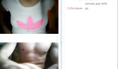 Gadis-gadis memanjakan seorang pria dengan satu kaki servis awek