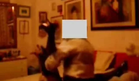 Berambut putih kerusi dan meletakkan sebuah slot gila pada zakar tudung sundal