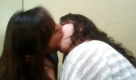 Seorang lelaki di depan kamera mendorong ke bawah tenggorokan sangap konek wanita.