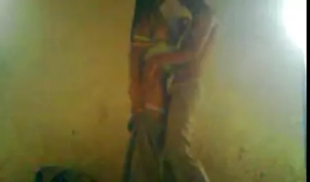 Seorang sekolah menengah bogel wanita cantik berlatih yoga dan kehilangan muka keluar dari topi itu.