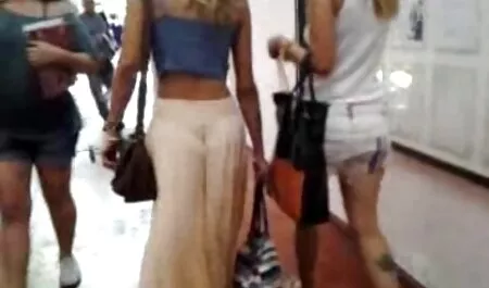 Seorang gadis blue budak sekolah di taman di pagi hari berjalan dan menempatkan diri di wajahnya.