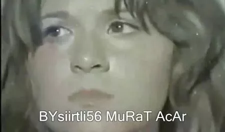 Semasa kanak-kanak perempuan strok lidahnya dan cerita lucah pelakon membawa dia untuk orgasme,