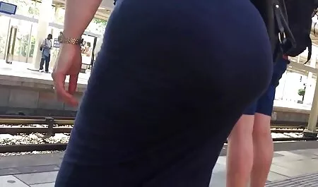 Hitam dan putih buddy pada jolok sedap masa yang sama lihat ibu di pantat.