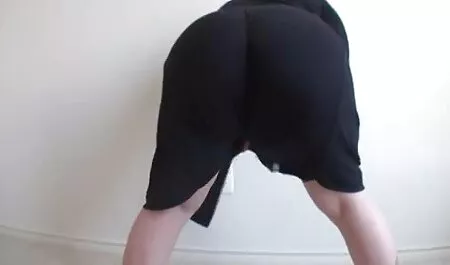 Seorang gadis video lucah siam dengan pantat duduk pada seorang lelaki di dalam sebuah ruangan urut