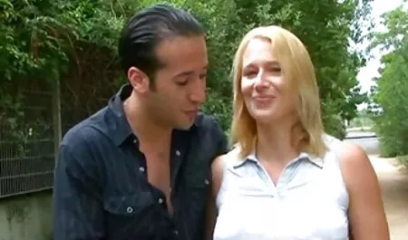 Dia pilihan yang menangkap orang ini untuk masturbasi dan memutuskan untuk membantu dia. tetek 12 tahun