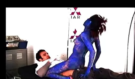 Seorang pria kulit hitam tengok video sex mengambil seorang jurujual.