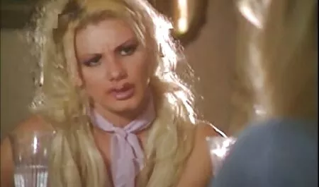 Blonde menidurinya dengan tangannya puki lucah