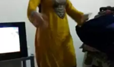 Ke dada kantoi tengok video lucah