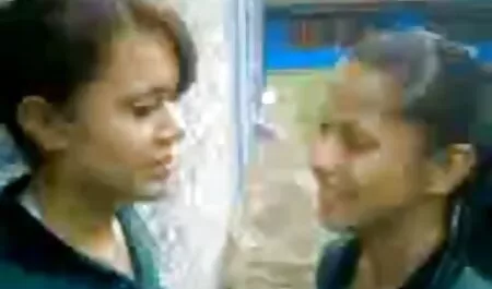 Penipu menarik seks jilat ibunya di kereta di stasiun gas.