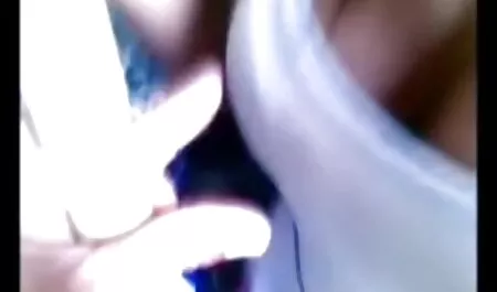 Seorang pria makan matang pantat di sofa di ruang tamu. lucahindo