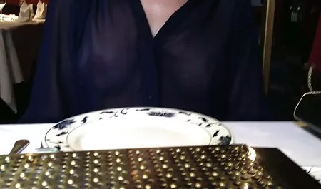 40 tahun perniagaan yang membolehkan pembantu lucah ganas pus-nya dan melakukan hubungan seks di atas meja.