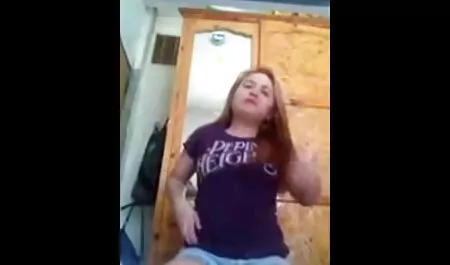 Nipis skirt dengan kaki yang lucah seks panjang dengan rok untuk mata puteri rusia, di sofa.