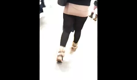 Dengan celana dalam hitam yang tipis di tangga dan tiga di video lucah adik ipar kerusi