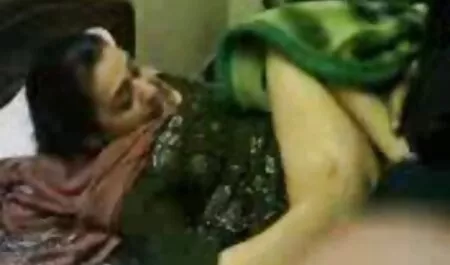 Seseorang yang matang mendapatkan berbulu perempuan dan lelaki bogel di kawat