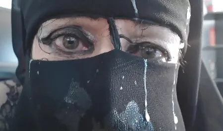 Selepas memuji-muji pantat dengan pakaian, seorang petani menolak penis di dalam. video lucah japanes