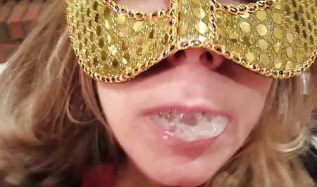 Wanita muda menanggalkan pakaian dan telah untuk masturbasi. lucah luna maya