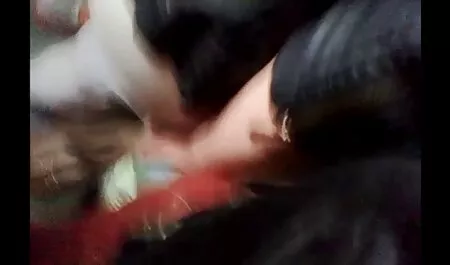 Wanita lesbian prono lucah bersenang-senang dengan kolam renang.