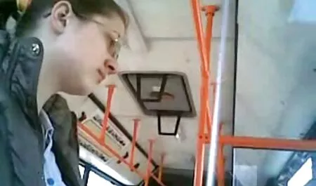 Amerika memakai alat kelamin zakar orang dewasa lucahindo dan menggigit bantal.