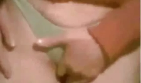 Rakan-rakan untuk meletakkan lucah hotel sekrup dalam mulut berusia 18 tahun, dalam T-shirt.