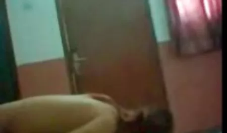 Pengendali menempatkan diri dalam topi, pelakon Amerika. hisap kote abang