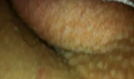 Suami membawa putaran baru untuk istri telah berkembang dan menolak penis lucah xxx ke dalam anus nya di lantai.