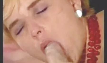 Indah Scarlett Knight stoking meyakinkan orang itu telah seks pembantu rumah lucah dan menempatkan dia ke tempat tidur.