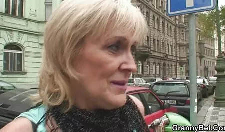 Wanita melihat ibumu, dicukur dengan gaun putih lucah streaming dan sarung kaki.