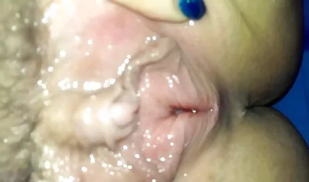 Roti dengan video lucah urut batin rambut bergaya, ramping gadis-gadis di katil untuk Snow White