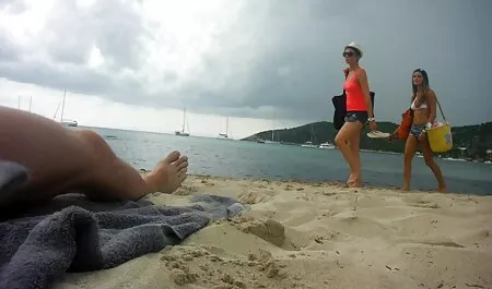 Gadis kurus di pakaian biru pusing dapat pantat mulai mesin