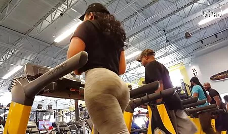 Gadis muda dalam pink T-shirt dengan tumbex lucah hahala di Kerusi