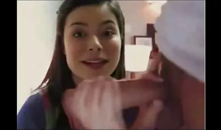 Ashley Rider lucah pelajar memakai sebuah band emas sarung tangan dan menghantar mengusap di bilik mandi sementara pembersihan.